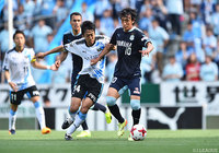 中盤で火花を散らす中村 憲剛（川崎Ｆ）と中村 俊輔（磐田）【明治安田Ｊ１ 第11節 磐田vs川崎Ｆ】