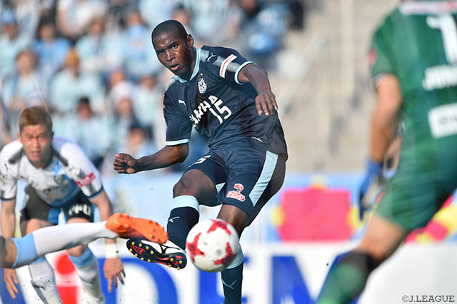 71分から出場し、果敢にゴールを狙ったアダイウトン（磐田）【明治安田Ｊ１ 第11節 磐田vs川崎Ｆ】