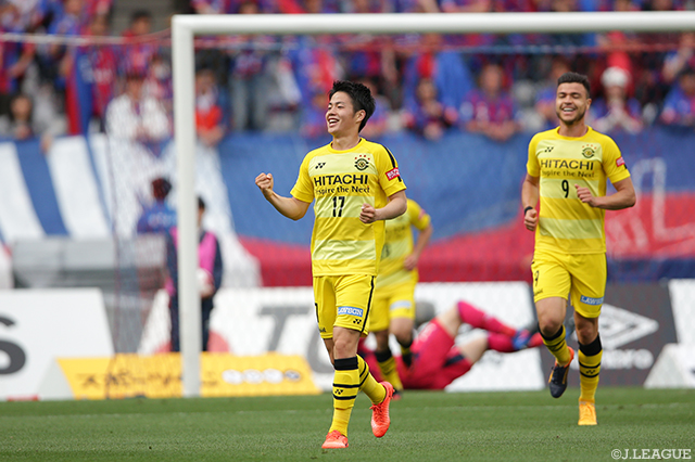 意表を突くロングシュートで先制ゴールを決めた手塚 康平（柏）【明治安田Ｊ１ 第11節 FC東京vs柏】