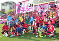 ファン・サポーターと茂庭 照幸のＪ１通算３００試合出場達成を喜ぶＣ大阪の選手達【明治安田Ｊ１ 第11節 Ｃ大阪vs広島】