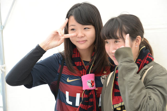若き鹿島女子サポ2名。鹿島カラーが似合います！【明治安田Ｊ１ 第11節 鹿島vs神戸】