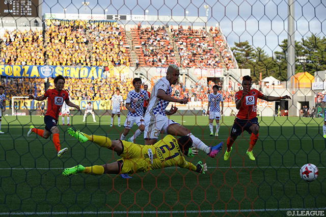一旦は止められたPKのこぼれ球を自ら蹴り込んだクリスラン（仙台）【明治安田Ｊ１ 第11節 大宮vs仙台】