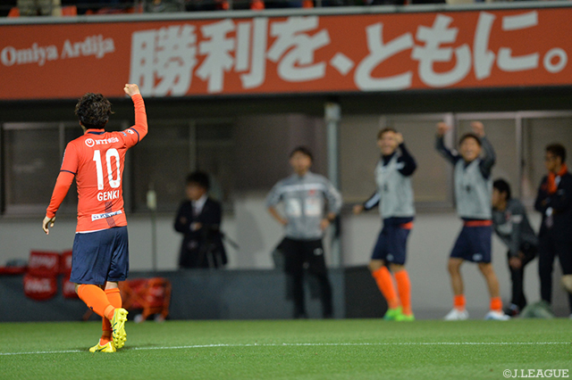 土壇場で決勝ゴールを決めた大前 元紀（大宮）はベンチに向かってガッツポーズ【明治安田Ｊ１ 第11節 大宮vs仙台】