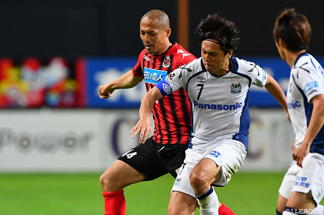 Ｊ１の舞台では５年ぶりの対決となった遠藤 保仁（Ｇ大阪）と小野 伸二（札幌）【明治安田Ｊ１ 第11節 札幌vsＧ大阪】