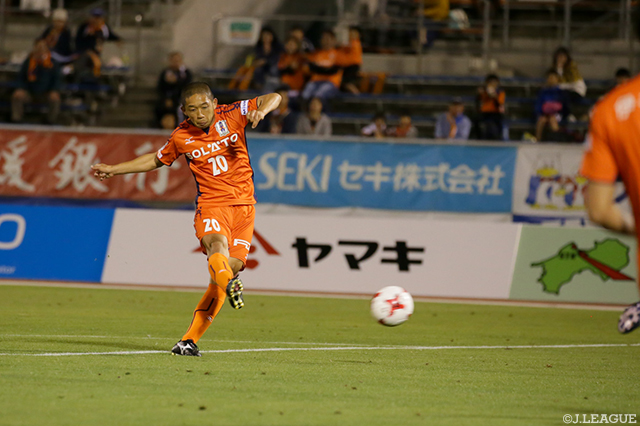 先制となる２試合連続ゴールを決めた河原 和寿（愛媛）【明治安田Ｊ２ 第14節 愛媛vs岡山】