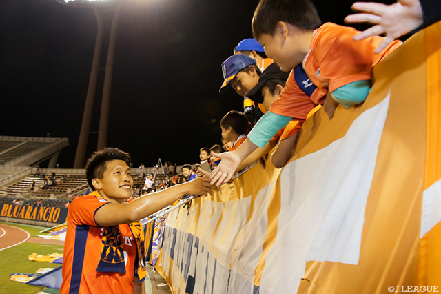 試合後に子どもたちと握手を交わす有田 光希（愛媛）【明治安田Ｊ２ 第14節 愛媛vs岡山】