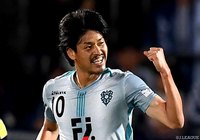 87分にゴールを決めてガッツポーズの城後 寿（福岡）【明治安田Ｊ２ 第14節 湘南vs福岡】