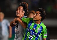 三門 雄大（福岡）と岡本 拓也（湘南）の激しい競り合い【明治安田Ｊ２ 第14節 湘南vs福岡】