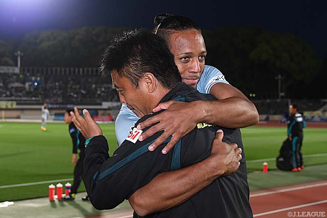 元湘南のウェリントンは、試合後にかつての指揮官・曺 貴裁監督（湘南）と熱い抱擁【明治安田Ｊ２ 第14節 湘南vs福岡】