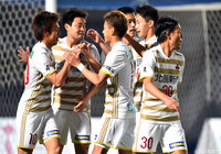 先制点をあげた中美 慶哉を祝福する金沢の選手たち 【明治安田Ｊ２ 第14節 徳島vs金沢】