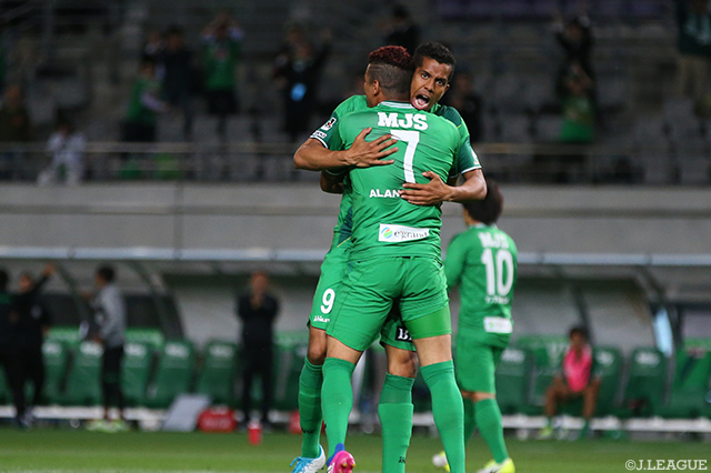 得点ランクトップに１ゴール差に迫る今季8点目のゴールを決めたアラン ピニェイロ（東京Ｖ）【明治安田Ｊ２ 第14節 東京Ｖvs千葉】