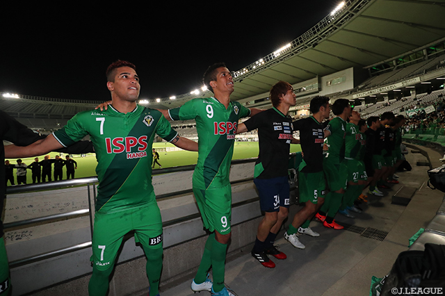 ファン・サポーターと3試合ぶりの勝利を喜ぶ東京Ｖの選手たち【明治安田Ｊ２ 第14節 東京Ｖvs千葉】