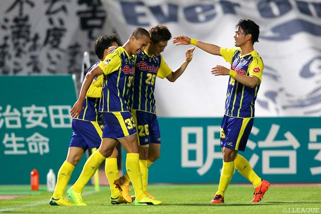 先制点を決めた高井 和馬（#26）に駆け寄る群馬の選手たち【明治安田Ｊ２ 第14節 群馬vs山口】