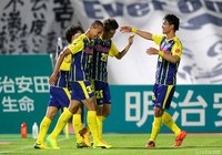 先制点を決めた高井 和馬（#26）に駆け寄る群馬の選手たち【明治安田Ｊ２ 第14節 群馬vs山口】