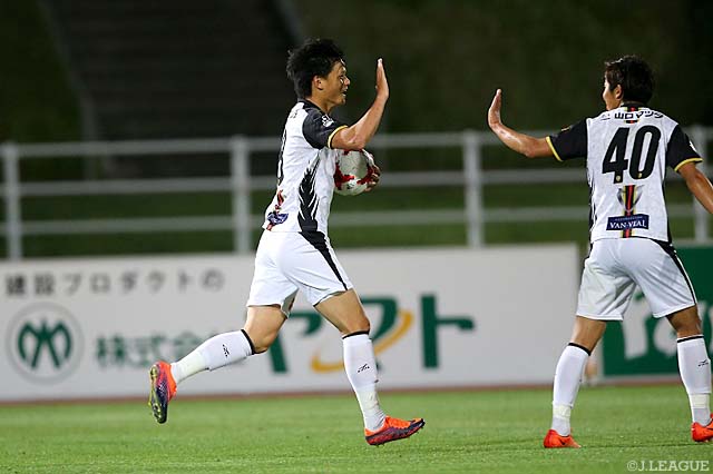 ゴールを上げた小野瀬 康介（山口）をハイタッチで迎える小塚 和季（#40／山口）【明治安田Ｊ２ 第14節 群馬vs山口】