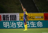 追加点をあげて、歓声に応えるカン スイル（群馬）【明治安田Ｊ２ 第14節 群馬vs山口】