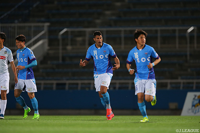 開始５分に得点ランク単独トップに立つPKを決めたイバ（横浜FC）【明治安田Ｊ２ 第14節 横浜FCvs讃岐】