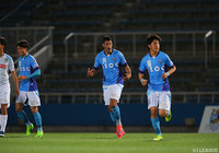 開始５分に得点ランク単独トップに立つPKを決めたイバ（横浜FC）【明治安田Ｊ２ 第14節 横浜FCvs讃岐】