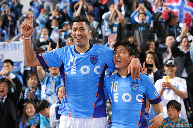 ファン・サポーターと共に首位浮上を喜ぶイバと新井 純平（横浜FC）【明治安田Ｊ２ 第14節 横浜FCvs讃岐】