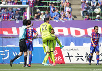 同点ゴールを決めた柴﨑 晃誠を手荒く祝福する皆川 佑介（広島）【明治安田Ｊ１ 第12節 甲府vs広島】