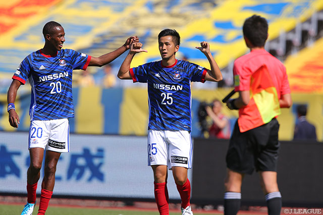 前半終了間際にマルティノス（#20）のアシストから先制点を決めた前田 直輝（横浜FM #25）【明治安田Ｊ１ 第12節 横浜FMvs仙台】