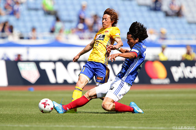 石原 直樹（仙台）の突破を阻む中澤 佑二（横浜FM）【明治安田Ｊ１ 第12節 横浜FMvs仙台】