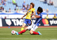 石原 直樹（仙台）の突破を阻む中澤 佑二（横浜FM）【明治安田Ｊ１ 第12節 横浜FMvs仙台】