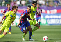 強引に突破を試みるドゥドゥ（甲府）【明治安田Ｊ１ 第12節 甲府vs広島】