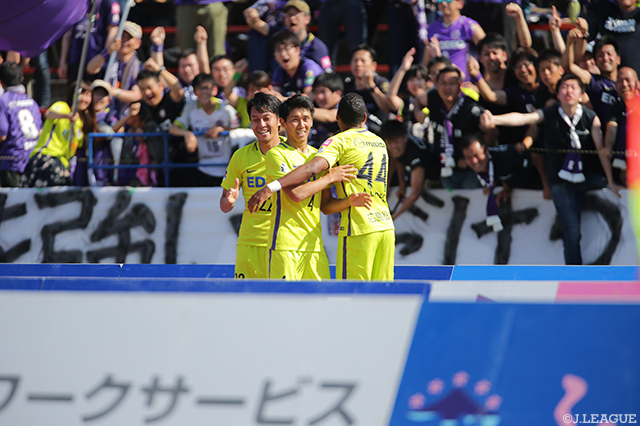 CKからのボールを頭で合わせて決勝ゴールを決めた水本 裕貴（広島）【明治安田Ｊ１ 第12節 甲府vs広島】