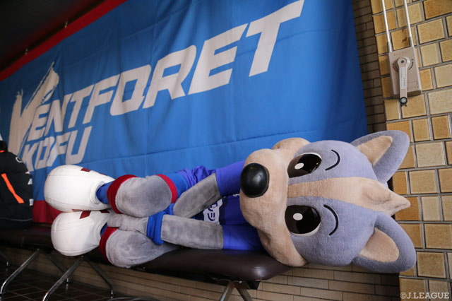 暑さでヴァンくんもぐったり…【明治安田Ｊ１ 第12節 甲府vs広島】