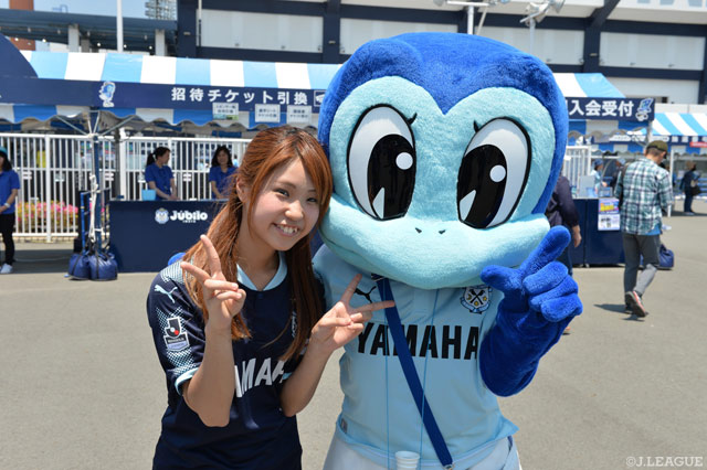 ジュビィちゃんとキュートな2ショット！【明治安田Ｊ１ 第12節 磐田vs柏】