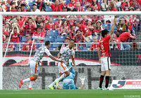 ゴールを決めた５分後に今度はポストの跳ね返りを押し込んで同点ゴールを決めた鄭 大世（清水）【明治安田Ｊ１ 第12節 浦和vs清水】