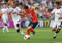 ゴールに迫ろうとするものの厳しいマークにあう江坂 任（大宮）【明治安田Ｊ１ 第12節 大宮vsＣ大阪】