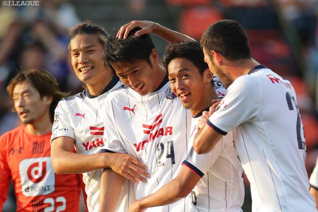山村 和也（#24）のゴールを祝福するＣ大阪の選手たち【明治安田Ｊ１ 第12節 大宮vsＣ大阪】
