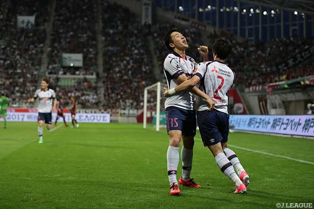 大きな弧を描く先制のループシュートを決めた永井 謙佑（FC東京）【明治安田Ｊ１ 第12節 神戸vsFC東京】