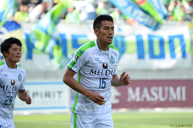 今季初得点となる先制点を華麗にオーバーヘッドで決めた野田 隆之介（湘南）【明治安田Ｊ２ 第15節 松本vs湘南】