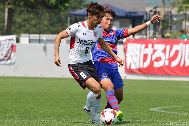 垣根 拓也（盛岡）にタックルを仕掛けるユ インス（Ｆ東23）【明治安田Ｊ３ 第9節 盛岡vsＦ東23】