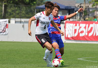 垣根 拓也（盛岡）にタックルを仕掛けるユ インス（Ｆ東23）【明治安田Ｊ３ 第9節 盛岡vsＦ東23】