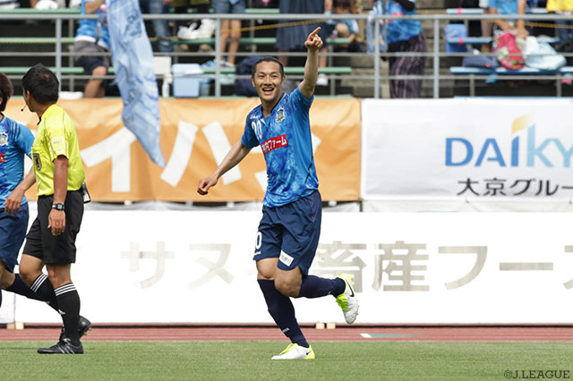 ジャンピングボレーで先制点を鮮やかに決めた原 一樹（讃岐）【明治安田Ｊ２ 第15節 讃岐vs群馬】