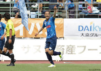 ジャンピングボレーで先制点を鮮やかに決めた原 一樹（讃岐）【明治安田Ｊ２ 第15節 讃岐vs群馬】