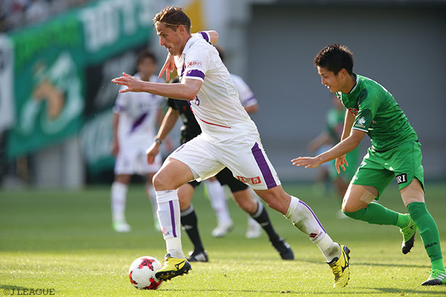 巧みな突破から逆転ゴールを奪取したケヴィン オリス（京都）【明治安田Ｊ２ 第15節 東京Ｖvs京都】