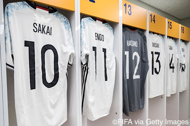 試合前のロッカールーム。選手たちのユニフォームが整然と並ぶ【FIFA U-20Ｗ杯 GS 第1節 U-20日本vsU-20南アフリカ】