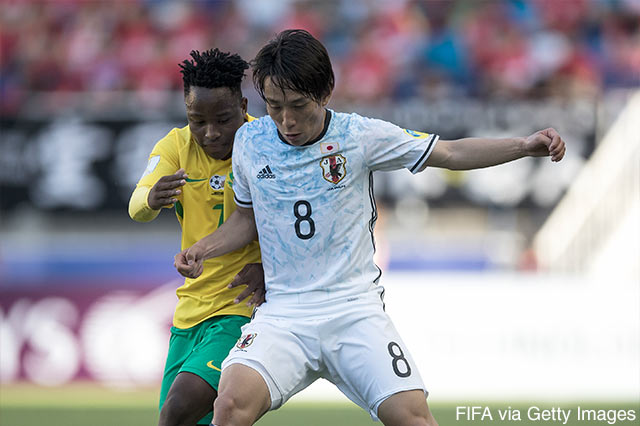 相手選手と中盤で競り合う三好 康児（川崎Ｆ）【FIFA U-20Ｗ杯 GS 第1節 U-20日本vsU-20南アフリカ】