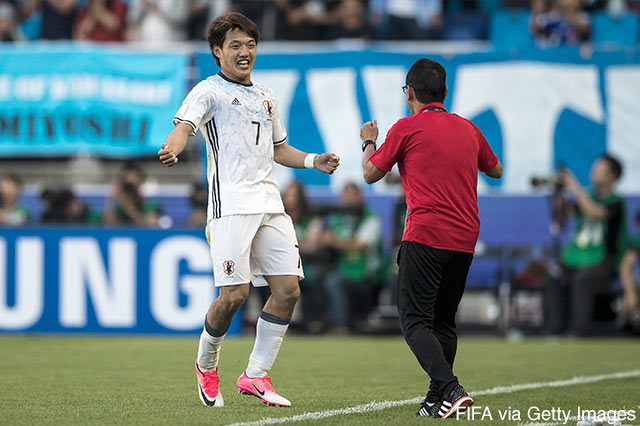逆転ゴールを挙げ、内山 篤監督に駆け寄る堂安 律（Ｇ大阪）【FIFA U-20Ｗ杯 GS 第1節 U-20日本vsU-20南アフリカ】