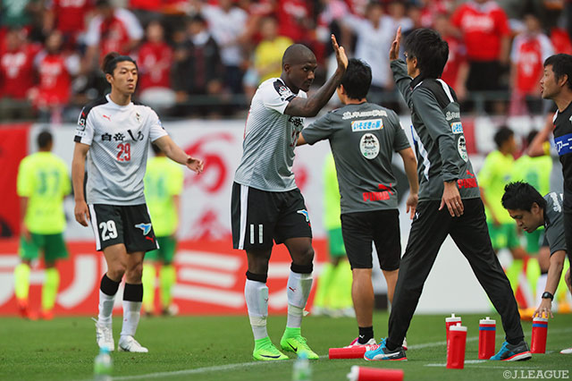 GKの股を抜く一撃で先制点を決めたグスタボ（熊本）【明治安田Ｊ２ 第15節 千葉vs熊本】