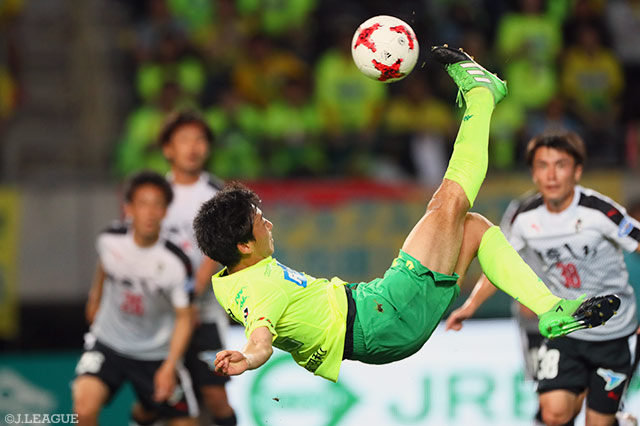 オーバーヘッドキックで果敢に逆転ゴールを狙った髙橋 壱晟（千葉）【明治安田Ｊ２ 第15節 千葉vs熊本】