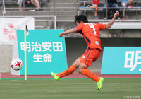 前線への絶妙な飛び出しから先制点を挙げた近藤 貴司（愛媛）【明治安田Ｊ２ 第15節 愛媛vs名古屋】