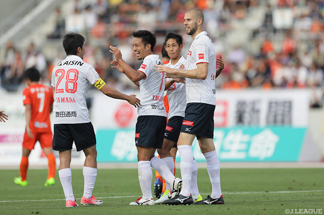 田口 泰士の今季初得点で前半終了間際に同点とした名古屋【明治安田Ｊ２ 第15節 愛媛vs名古屋】