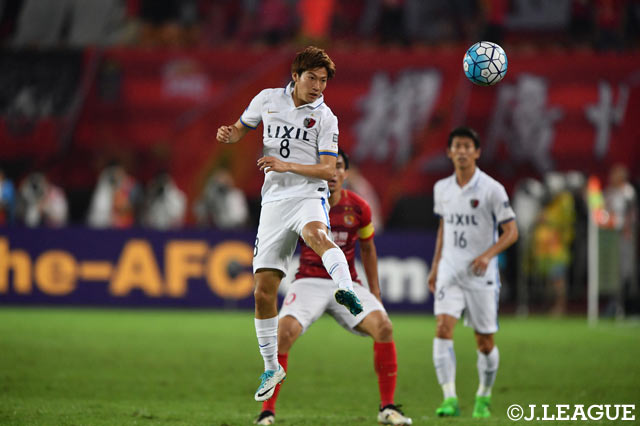 空中戦で競り合う土居 聖真（鹿島）【ＡＣＬ ラウンド16 第1戦 広州恒大vs鹿島】