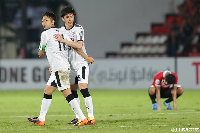 川崎Ｆの逆転弾を挙げた小林 悠（左）を谷口 彰悟（右）が祝福【ＡＣＬ ラウンド16 第1戦 ムアントンvs川崎Ｆ】